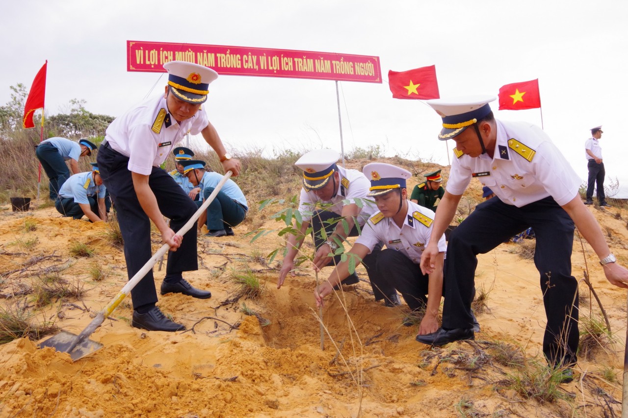 Cán bộ, chiến sĩ Lữ đoàn 146 trồng cây xanh bảo vệ môi trường sống. Ảnh: Kiên Ninh. Cán bộ, chiến sĩ Lữ đoàn 146 trồng cây xanh bảo vệ môi trường sống. Ảnh: Kiên Ninh.