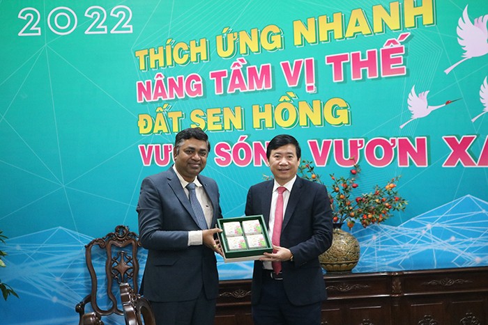 Phó Bí thư Tỉnh ủy, Chủ tịch UBND tỉnh Đồng Tháp Phạm Thiện Nghĩa (bìa phải) trao quà lưu niệm cho Ngài Madan Mohan Sethi - Tổng Lãnh sự quán Cộng hòa Ấn Độ tại TP Hồ Chí Minh (Ảnh: Phó Bí thư Tỉnh ủy, Chủ tịch UBND tỉnh Đồng Tháp Phạm Thiện Nghĩa (bìa phải) trao quà lưu niệm cho Ngài Madan Mohan Sethi - Tổng Lãnh sự quán Cộng hòa Ấn Độ tại TP Hồ Chí Minh (Ảnh:
