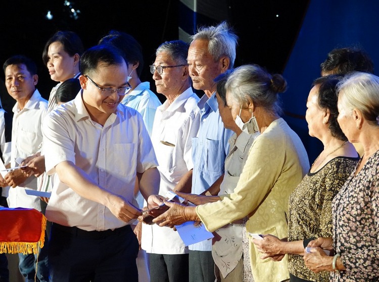 Hàng trăm phần quà 'Nghĩa tình Duyên Hải' cho người dân vùng biển Trà Vinh Hàng trăm phần quà 'Nghĩa tình Duyên Hải' cho người dân vùng biển Trà Vinh