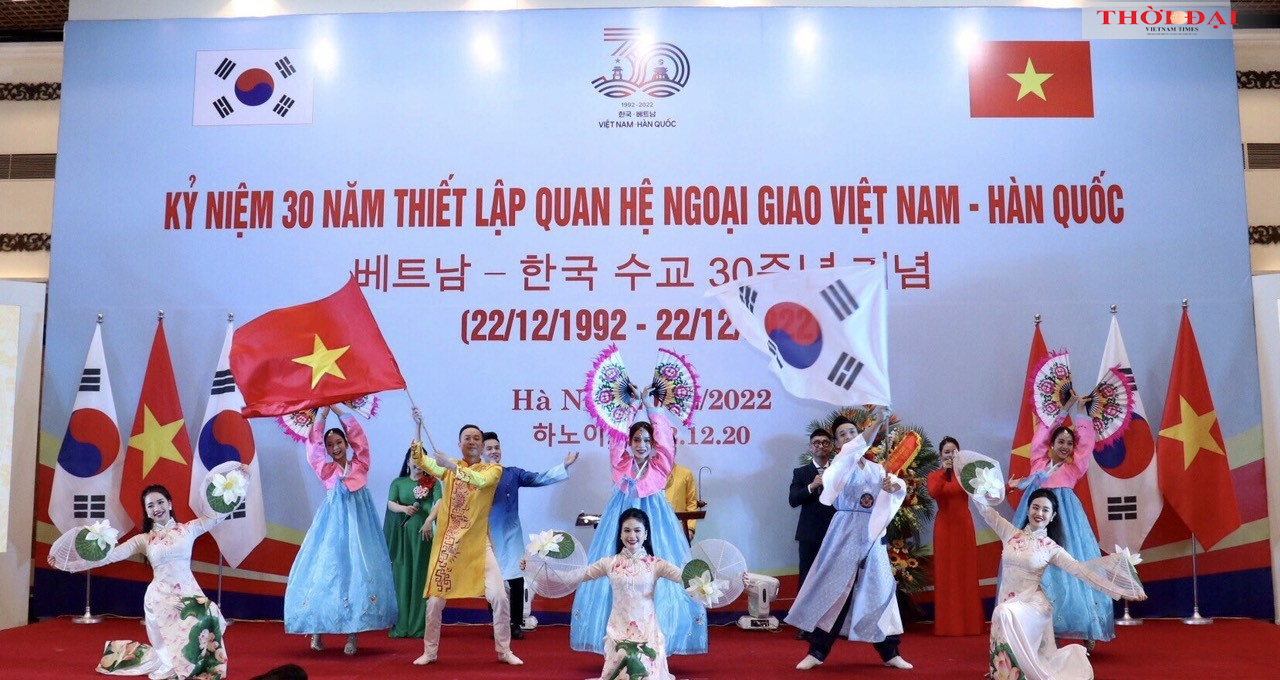 Tiết mục văn nghệ chào mừng kỷ niệm 30 năm thiết lập quan hệ ngoại giao Việt Nam - Hàn Quốc (Ảnh: Thu Hà). Tiết mục văn nghệ chào mừng kỷ niệm 30 năm thiết lập quan hệ ngoại giao Việt Nam - Hàn Quốc (Ảnh: Thu Hà).