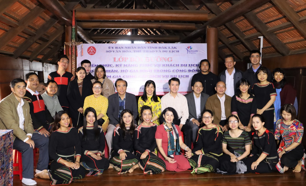 Bồi dưỡng kiến thức, kỹ năng phục vụ khách du lịch cho đồng bào dân tộc thiểu số