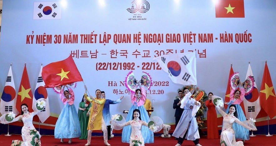 Dance performance to celebrate the 30th anniversary of the establishment of diplomatic relations between Vietnam and Korea at the ceremony. Photo: Thu Ha. Dance performance to celebrate the 30th anniversary of the establishment of diplomatic relations between Vietnam and Korea at the ceremony. Photo: Thu Ha.