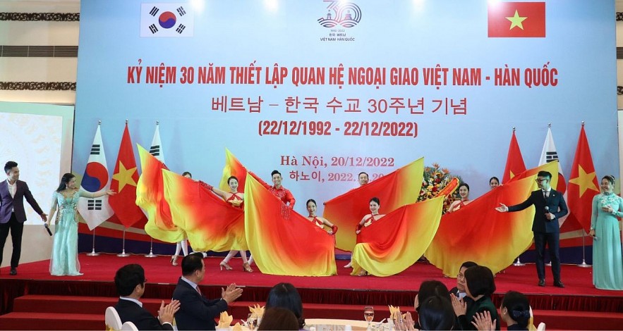 People-to-People Diplomacy: A Strong Bridge for Vietnam-Korea Relationship People-to-People Diplomacy: A Strong Bridge for Vietnam-Korea Relationship