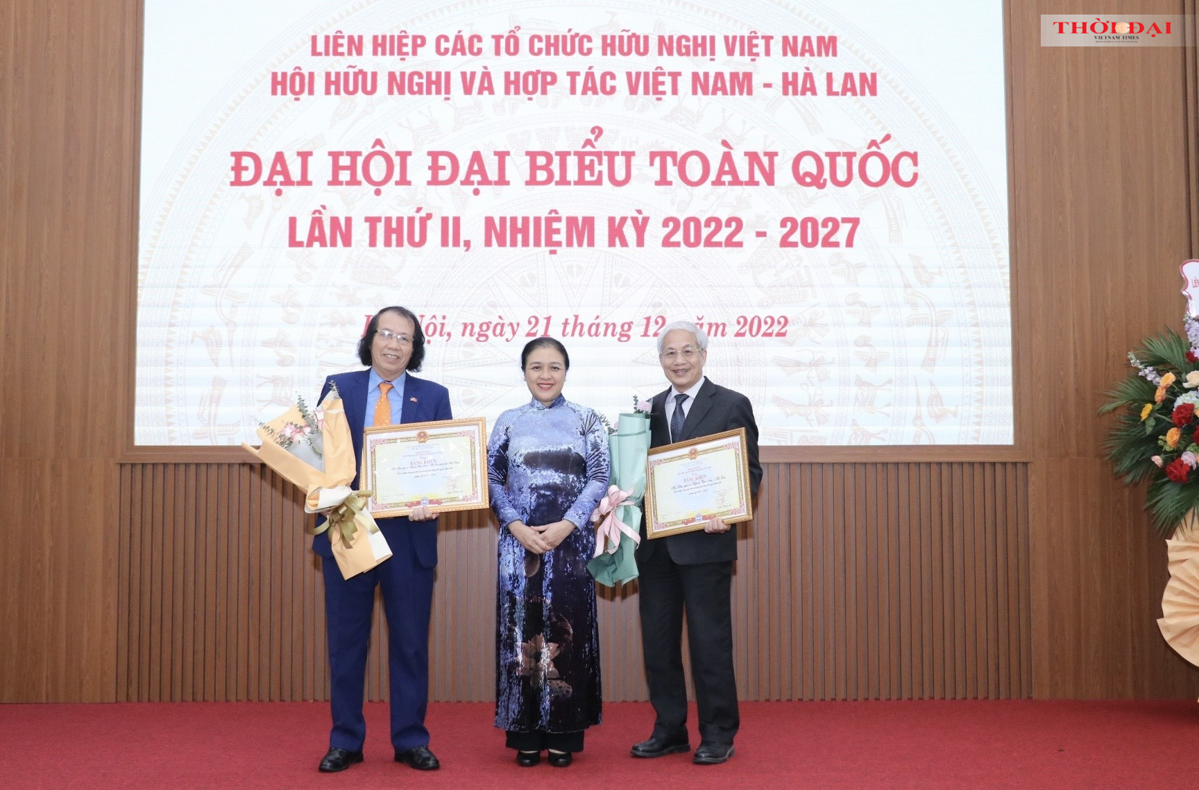 Chủ tịch Liên hiệp các tổ chức hữu nghị Việt Nam Nguyễn Phương Nga (ở giữa) trao Bằng khen cho đại diện hai tập thể của Hội hữu nghị và hợp tác Việt Nam - Hà Lan đã có thành tích 2 tập thể và 9 cá nhân của Hội vì đã có nhiều đóng góp tích cực trong hoạt động đối ngoại nhân dân nhiệm kỳ 2013-2019 (Ảnh: Thu Hà). Chủ tịch Liên hiệp các tổ chức hữu nghị Việt Nam Nguyễn Phương Nga (ở giữa) trao Bằng khen cho đại diện hai tập thể của Hội hữu nghị và hợp tác Việt Nam - Hà Lan đã có thành tích 2 tập thể và 9 cá nhân của Hội vì đã có nhiều đóng góp tích cực trong hoạt đ