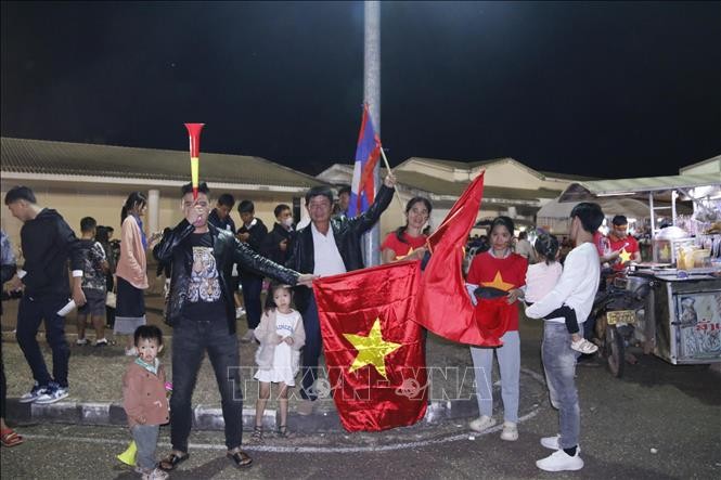 Cổ động viên Việt Nam khuấy động bầu không khí ở Viêng Chăn Cổ động viên Việt Nam khuấy động bầu không khí ở Viêng Chăn