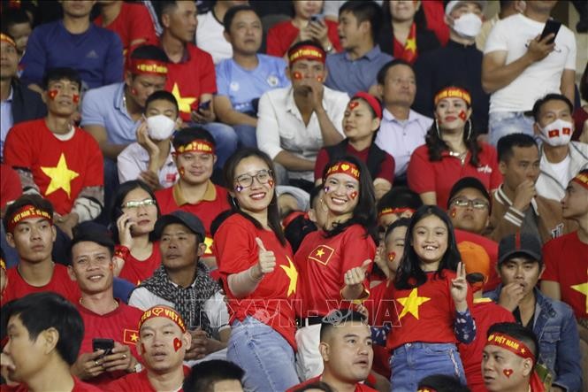 Cổ động viên Việt Nam khuấy động bầu không khí ở Viêng Chăn Cổ động viên Việt Nam khuấy động bầu không khí ở Viêng Chăn