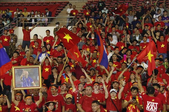 Cổ động viên Việt Nam khuấy động bầu không khí ở Viêng Chăn Cổ động viên Việt Nam khuấy động bầu không khí ở Viêng Chăn