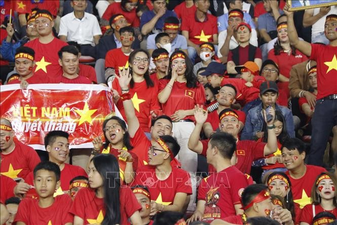 Cổ động viên Việt Nam khuấy động bầu không khí ở Viêng Chăn Cổ động viên Việt Nam khuấy động bầu không khí ở Viêng Chăn
