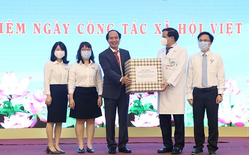 Thứ trưởng Nguyễn Văn Hồi (thứ 3, từ trái sang) tham dự ngày kỷ niệm công tác xã hội. Thứ trưởng Nguyễn Văn Hồi (thứ 3, từ trái sang) tham dự ngày kỷ niệm công tác xã hội.