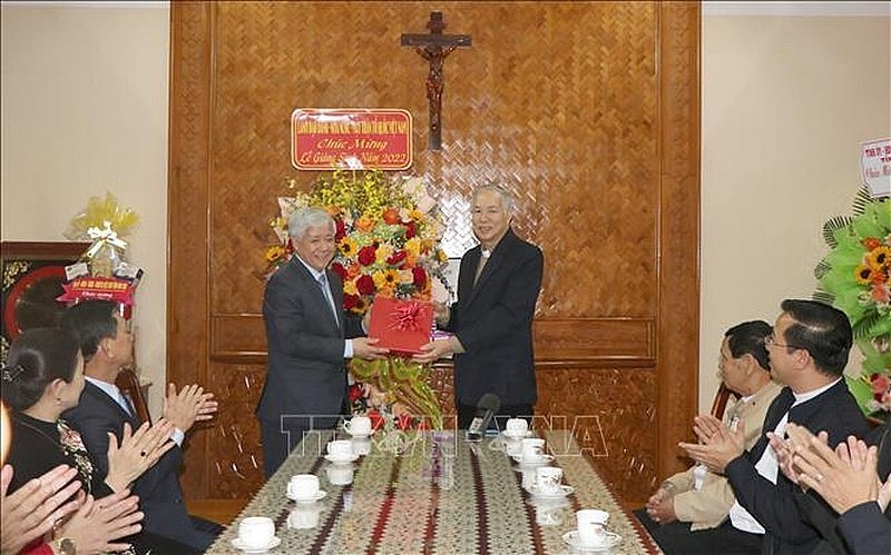 VFF President Do Van Chien visits the Episcopal Palace of Kon Tum Diocese to offer Christmas greetings to the Catholic community in the province on December 21. (Photo: VNA) VFF President Do Van Chien visits the Episcopal Palace of Kon Tum Diocese to offer Christmas greetings to the Catholic community in the province on December 21. (Photo: VNA)