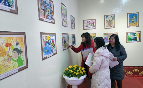 Buổi khai mạc triển lãm thu hút người xem (Ảnh: sctv).