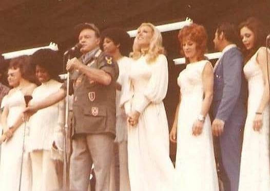 Diễn viên hài Bob Hope biểu diễn cho binh lính (Ảnh do Matthew Keenan cung cấp) Diễn viên hài Bob Hope biểu diễn cho binh lính (Ảnh do Matthew Keenan cung cấp)
