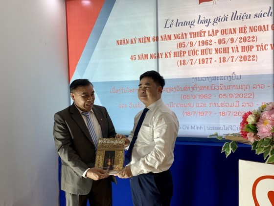 Trưng bày, giới thiệu sách nhân kỷ niệm 60 năm thiết lập quan hệ hữu nghị Việt Nam-Lào