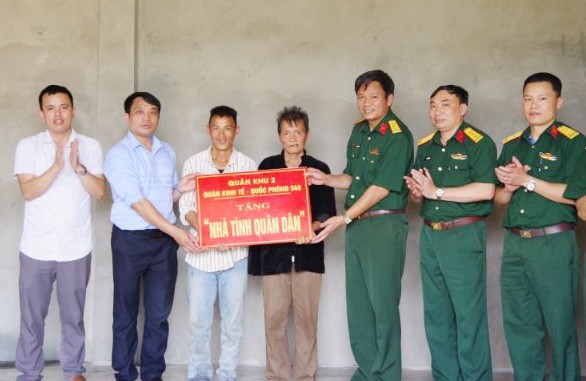 Niềm vui trong những ngôi nhà ấm tình quân dân Niềm vui trong những ngôi nhà ấm tình quân dân