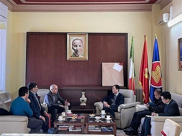 Vietnamese Ambassador to Italy Duong Hai Hung (R) meets Secretary of the Italian Communist Party (PCI) Mauro Alboresi (Photo: VNA) Vietnamese Ambassador to Italy Duong Hai Hung (R) meets Secretary of the Italian Communist Party (PCI) Mauro Alboresi (Photo: VNA)