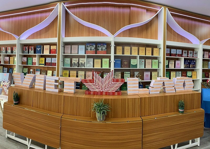 Book display marks 60th anniversary of Vietnam – Laos friendship. Photo: nxbctqg.org.vn Book display marks 60th anniversary of Vietnam – Laos friendship. Photo: nxbctqg.org.vn