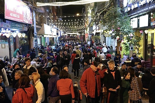 Local people and foreign tourists at the pedestrian zone. Photo: VNS Local people and foreign tourists at the pedestrian zone. Photo: VNS