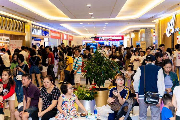 Hàng chục ngàn người tới Vincom hòa chung không khí Lễ hội Giáng sinh Hàng chục ngàn người tới Vincom hòa chung không khí Lễ hội Giáng sinh