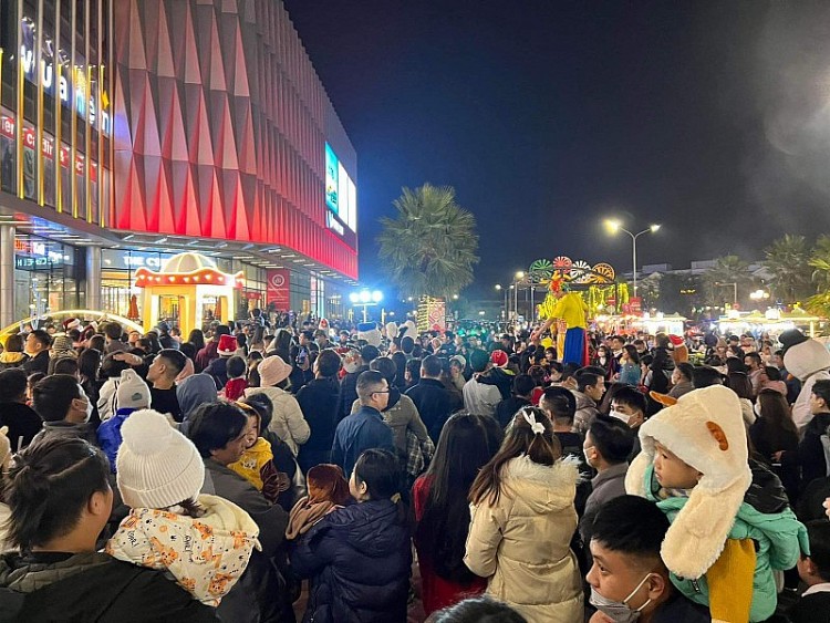 Hàng chục ngàn người tới Vincom hòa chung không khí Lễ hội Giáng sinh Hàng chục ngàn người tới Vincom hòa chung không khí Lễ hội Giáng sinh