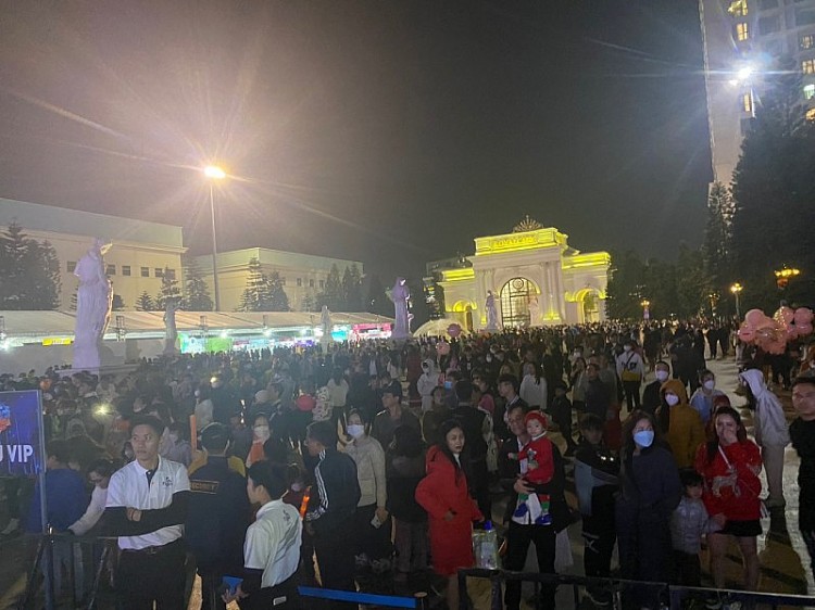 Hàng chục ngàn người tới Vincom hòa chung không khí Lễ hội Giáng sinh Hàng chục ngàn người tới Vincom hòa chung không khí Lễ hội Giáng sinh