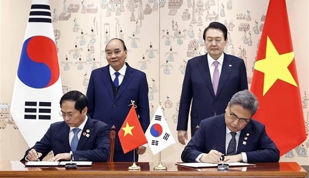 Presidents Nguyen Xuan Phuc (back, left) and Yoon Suk-yeol (back, right) witness the signing of an MoU on cooperation enhancement between the two foreign ministries. Photo: VNA Presidents Nguyen Xuan Phuc (back, left) and Yoon Suk-yeol (back, right) witness the signing of an MoU on cooperation enhancement between the two foreign ministries. Photo: VNA