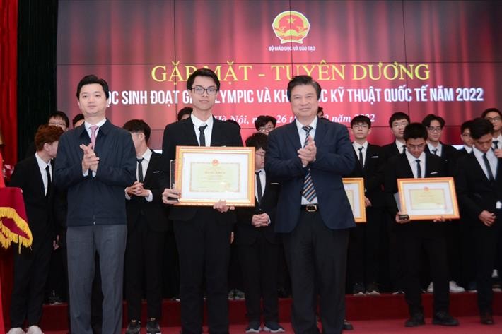 Thứ trưởng Nguyễn Hữu Độ và Bí thư Trung ương Đoàn Nguyễn Minh Triết trao Bằng khen cho học sinh đoạt giải Olympic và KHKT quốc tế. Thứ trưởng Nguyễn Hữu Độ và Bí thư Trung ương Đoàn Nguyễn Minh Triết trao Bằng khen cho học sinh đoạt giải Olympic và KHKT quốc tế.