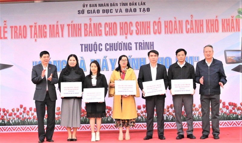 Đắk Lắk trao tặng 14.000 máy tính bảng cho học sinh khó khăn Đắk Lắk trao tặng 14.000 máy tính bảng cho học sinh khó khăn