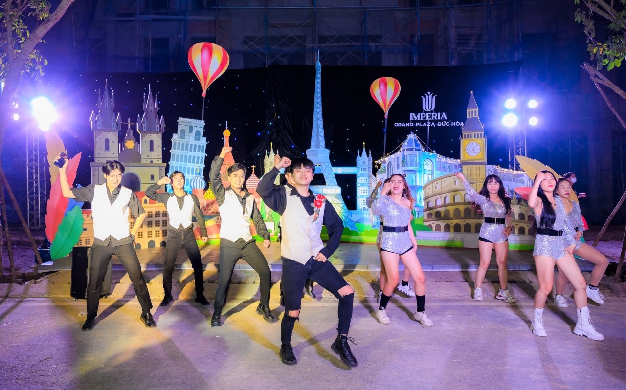 Cuồng nhiệt trong đại nhạc hội Giáng sinh trên tuyến phố Imperia Grand Plaza Đức Hoà Cuồng nhiệt trong đại nhạc hội Giáng sinh trên tuyến phố Imperia Grand Plaza Đức Hoà