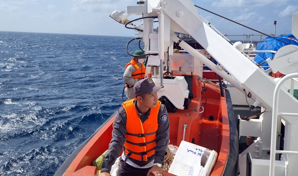 Bringing Early Tet Gifts to Truong Sa Archipelago's Da Nam Island