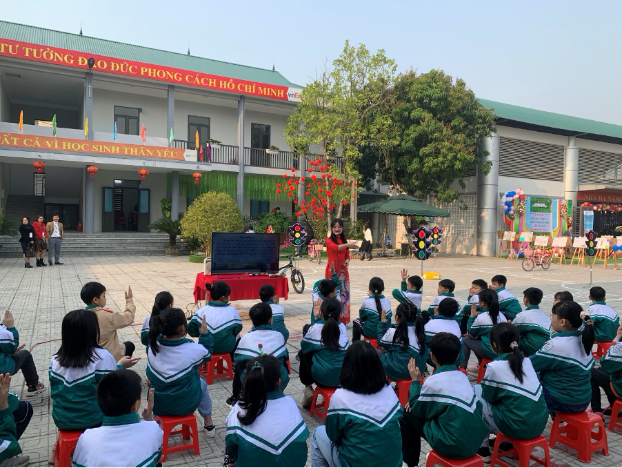 Các em học sinh tỉnh Phú Thọ được thực tế học về kỹ năng tham gia giao thông an toàn. Các em học sinh tỉnh Phú Thọ được thực tế học về kỹ năng tham gia giao thông an toàn.