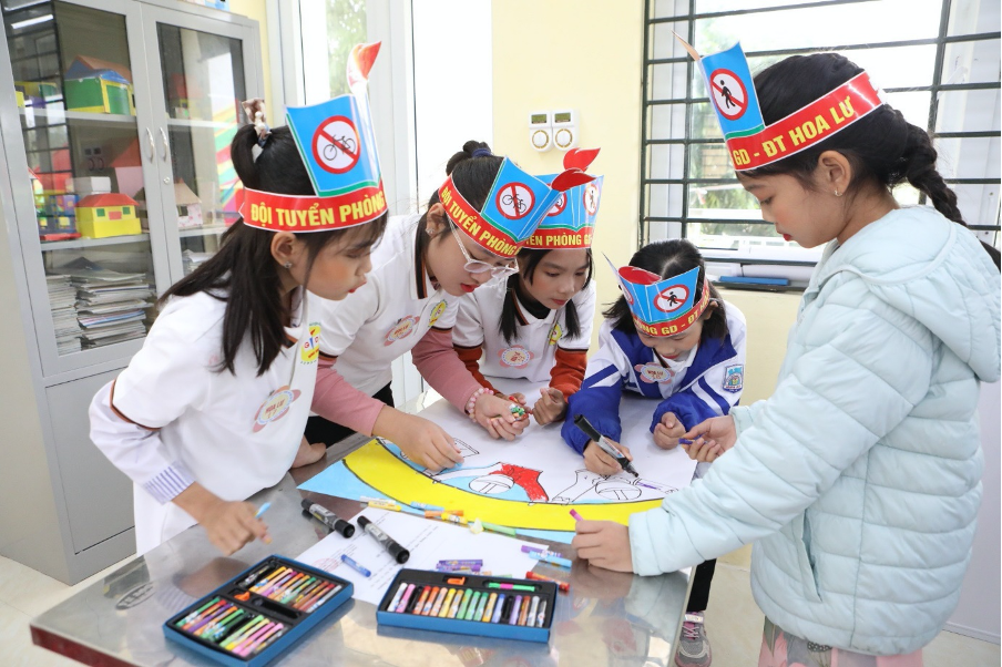 Các em học sinh tỉnh Ninh Bình giao lưu về kiến thức an toàn giao thông. Các em học sinh tỉnh Ninh Bình giao lưu về kiến thức an toàn giao thông.