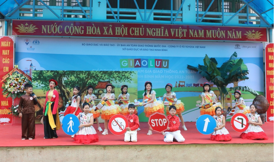 Các em học sinh tỉnh Ninh Bình biểu diễn nhiều tiểu phẩm về an toàn giao thông học đường. Các em học sinh tỉnh Ninh Bình biểu diễn nhiều tiểu phẩm về an toàn giao thông học đường.