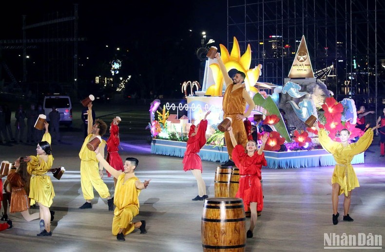 Festival hoa Đà Lạt năm 2022: Sôi động Lễ hội Carnaval đường phố | Lễ hội | Vietnam+ (VietnamPlus) Festival hoa Đà Lạt năm 2022: Sôi động Lễ hội Carnaval đường phố | Lễ hội | Vietnam+ (VietnamPlus)