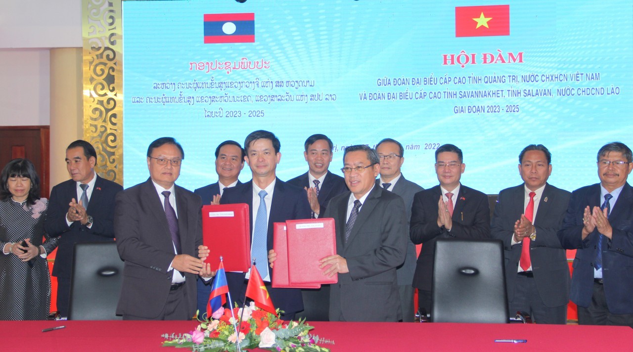 Leaders of Quang Tri, Savannakhet and Salavan provinces sign cooperation agreements for 2023-2025. Photo: M.Đ