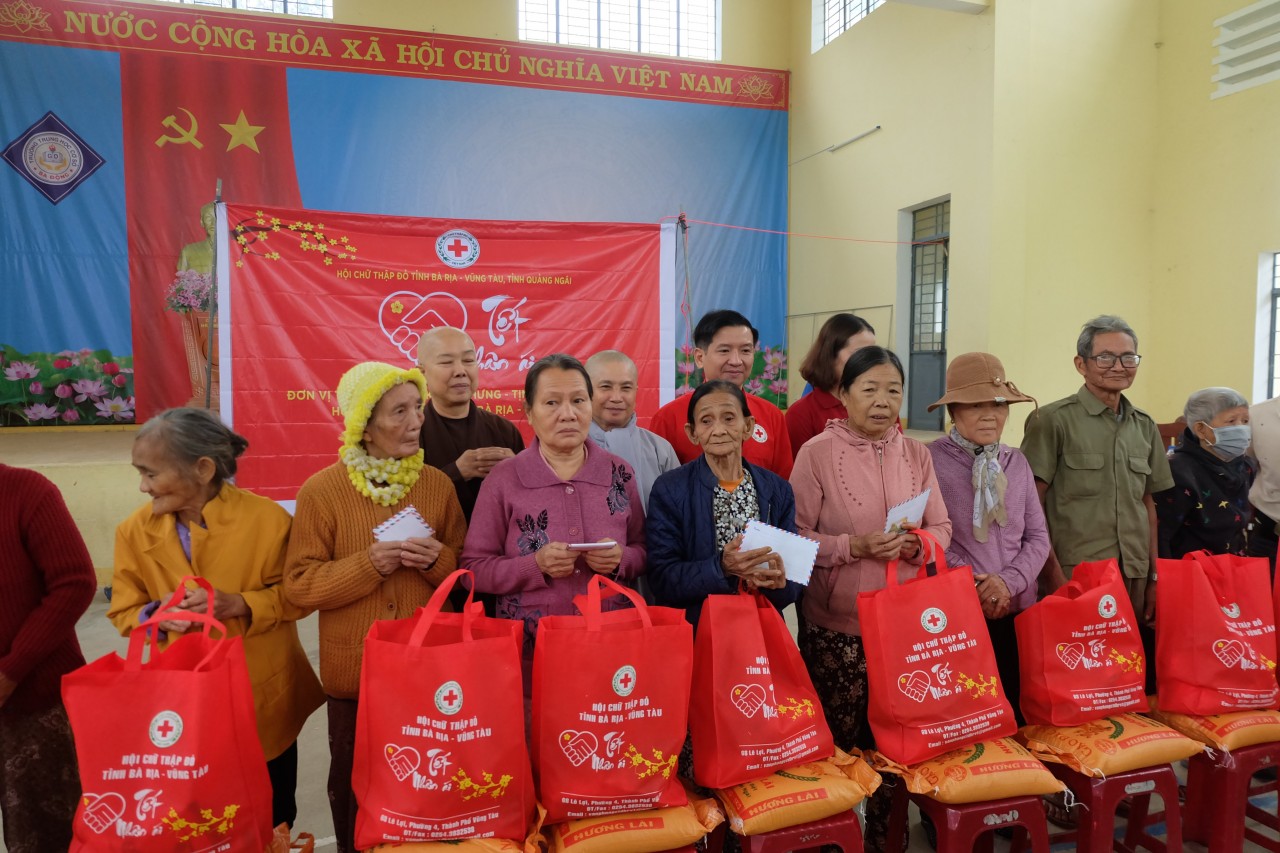 Quảng Ngãi chi trả hơn 577 tỷ đồng cho hơn 93 ngàn đối tượng bảo trợ xã hội Quảng Ngãi chi trả hơn 577 tỷ đồng cho hơn 93 ngàn đối tượng bảo trợ xã hội