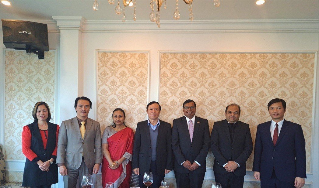 Sri Lankan Ambassador Prasanna Gamage meets with the leaders of the Viet Nam Union of Friendship Organizations and the Vietnam – Sri Lanka Friendship Association on December 21. Source: Embassy of Sri Lanka in Hanoi Sri Lankan Ambassador Prasanna Gamage meets with the leaders of the Viet Nam Union of Friendship Organizations and the Vietnam – Sri Lanka Friendship Association on December 21. Source: Embassy of Sri Lanka in Hanoi