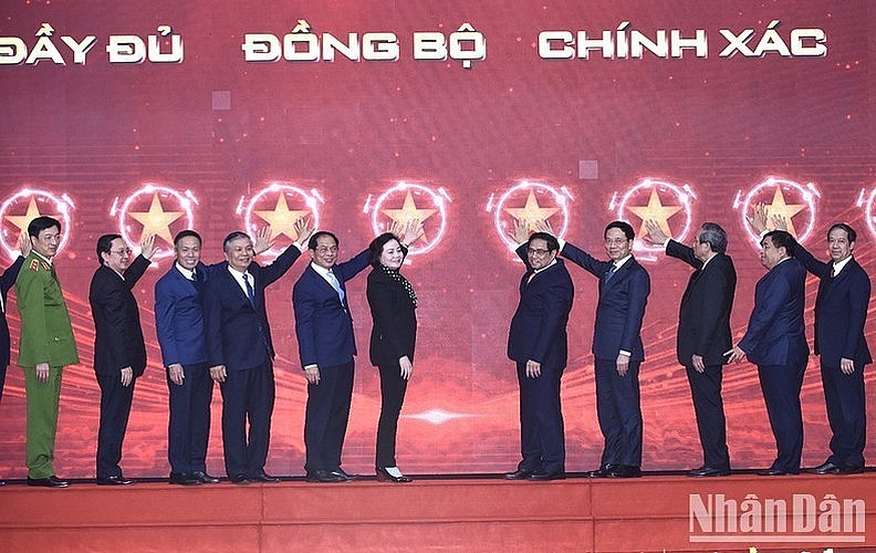 Prime Minister Pham Minh Chinh and delegates at the launch of a national database on civil servants. (Photo: NDO) Prime Minister Pham Minh Chinh and delegates at the launch of a national database on civil servants. (Photo: NDO)