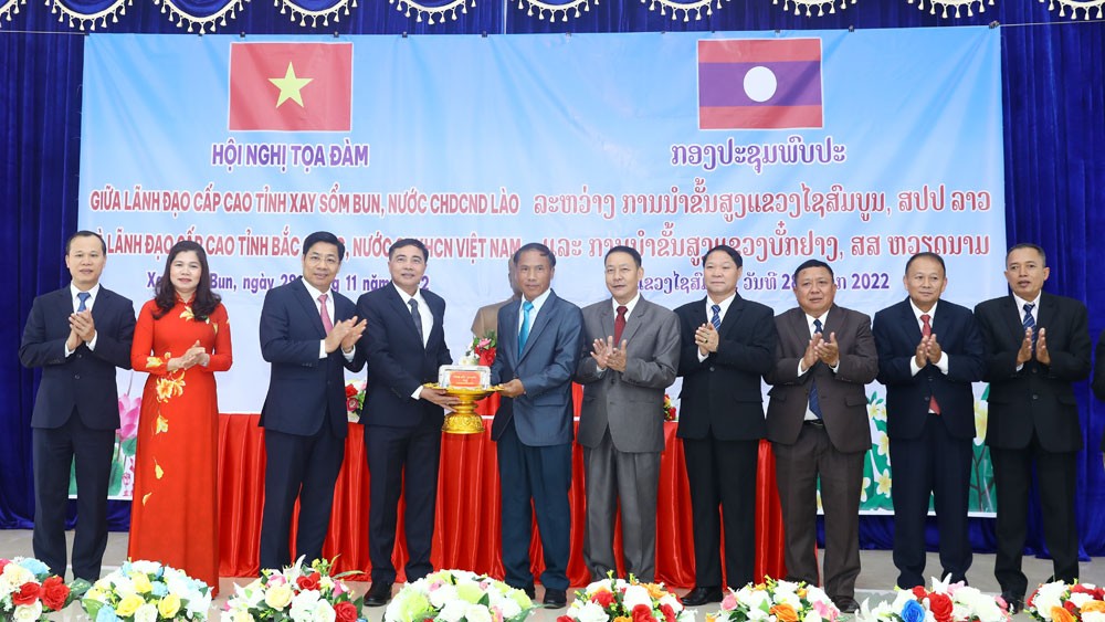 Các đồng chí lãnh đạo tỉnh Bắc Giang và Xay Sổm Bun chứng kiến lễ trao tặng thiết bị y tế giữa ngành y tế hai tỉnh, góp phần phục vụ công tác chăm sóc sức khỏe nhân dân. Các đồng chí lãnh đạo tỉnh Bắc Giang và Xay Sổm Bun chứng kiến lễ trao tặng thiết bị y tế giữa ngành y tế hai tỉnh, góp phần phục vụ công tác chăm sóc sức khỏe nhân dân.
