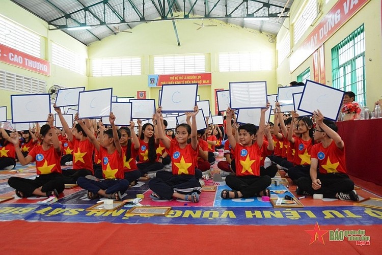 Các thí sinh hào hứng tham gia cuộc thi.