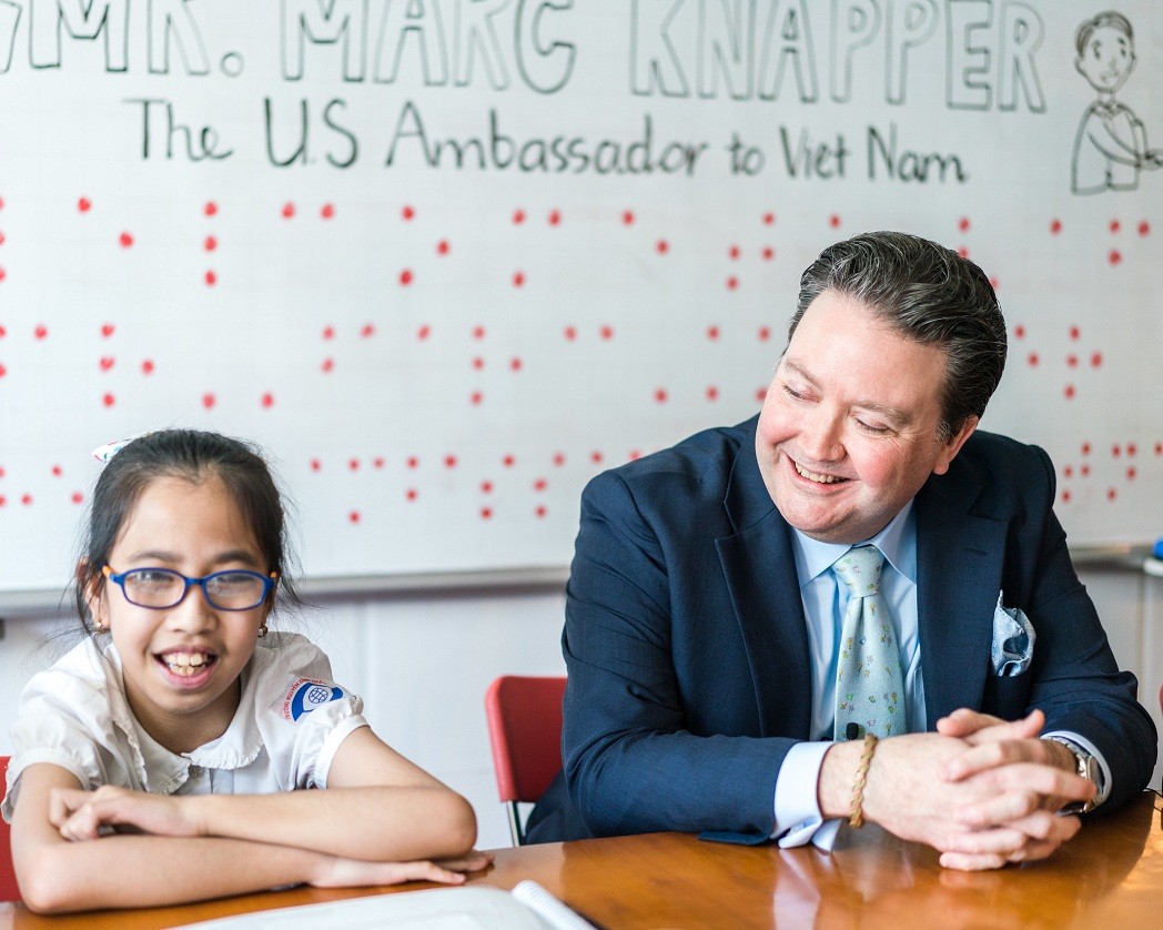 US Ambassador Marc Knapper chats with visually impaired students at a Vietnam and Friends English class. Source: US embassy in Vietnam US Ambassador Marc Knapper chats with visually impaired students at a Vietnam and Friends English class. Source: US embassy in Vietnam