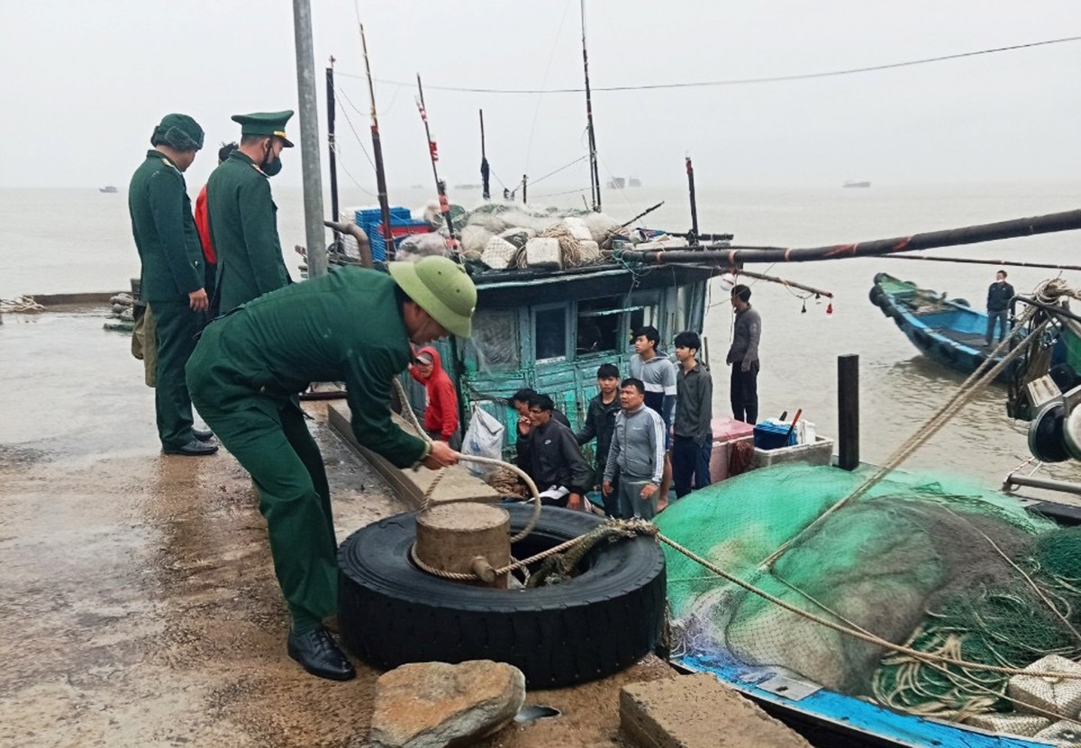 Các ngư dân trên tàu cá gặp nạn được đưa vào bờ an toàn. (Ảnh: VOV) Các ngư dân trên tàu cá gặp nạn được đưa vào bờ an toàn. (Ảnh: VOV)
