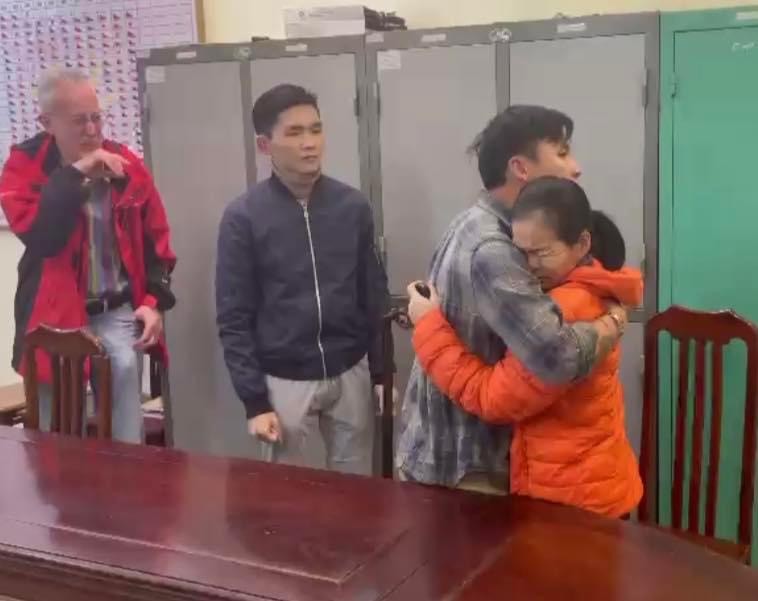 Giây phút mẹ con anh Thắng gặp lại nhau xúc động trào nước mắt.​​