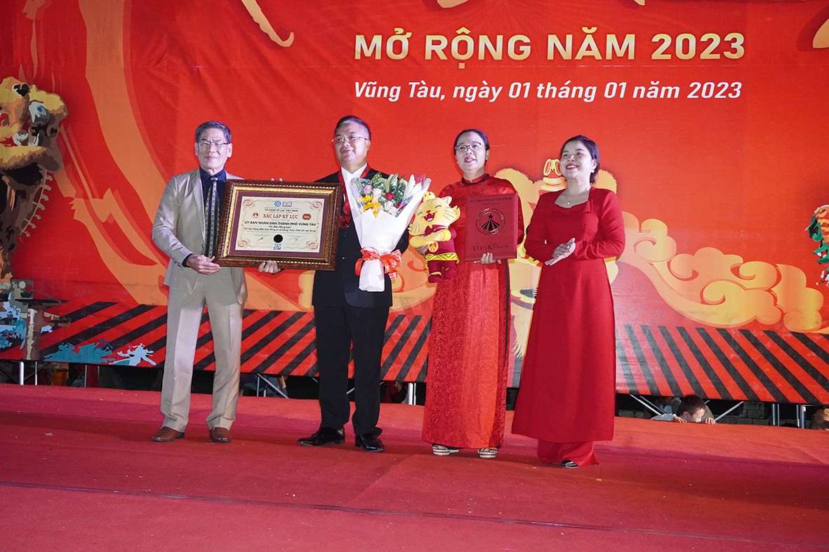 Vũ điệu rồng bay tại Vũng Tàu lập kỷ lục Việt Nam Vũ điệu rồng bay tại Vũng Tàu lập kỷ lục Việt Nam