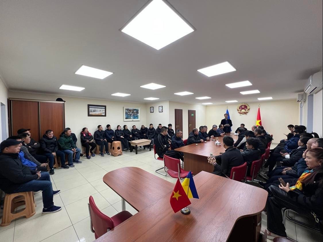 Honorary Consul Nguyen Van Khanh meets with Vietnamese people living in Lang Sen (Lotus Village), Odessa. Honorary Consul Nguyen Van Khanh meets with Vietnamese people living in Lang Sen (Lotus Village), Odessa.