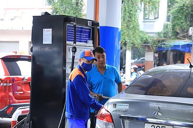 Retail prices of petrol are increased from January 3. Photo: VNA Retail prices of petrol are increased from January 3. Photo: VNA