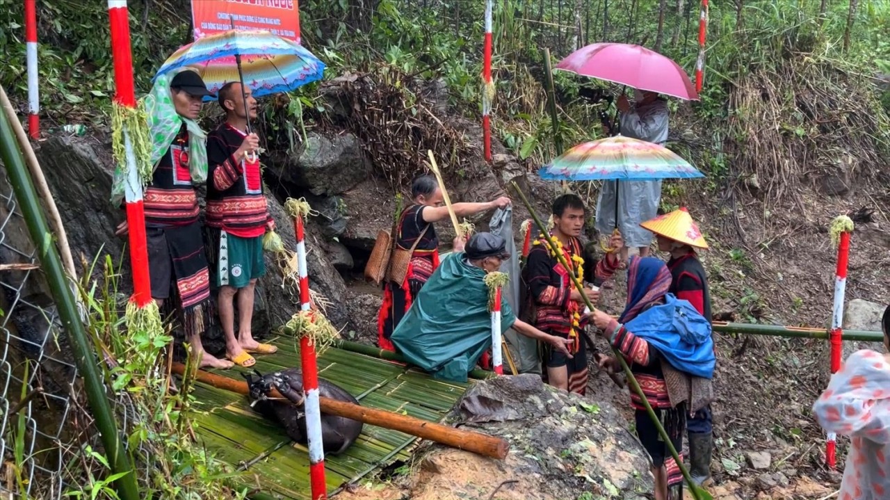 Quảng Nam: Phục dựng Lễ cúng máng nước của đồng bào Ca Dong Quảng Nam: Phục dựng Lễ cúng máng nước của đồng bào Ca Dong