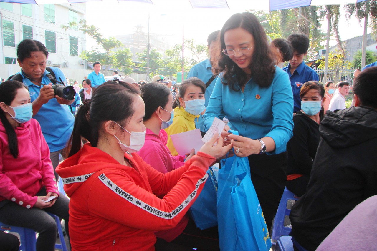 Ấm áp Chương trình “Tết sum vầy - Xuân gắn kết” và “Chợ Tết Công đoàn năm 2023” tại Cần Thơ Ấm áp Chương trình “Tết sum vầy - Xuân gắn kết” và “Chợ Tết Công đoàn năm 2023” tại Cần Thơ