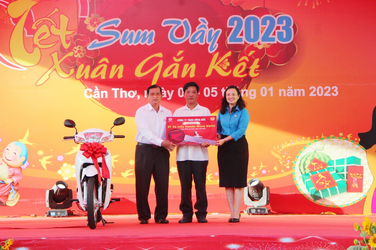 Ấm áp Chương trình “Tết sum vầy - Xuân gắn kết” và “Chợ Tết Công đoàn năm 2023” tại Cần Thơ Ấm áp Chương trình “Tết sum vầy - Xuân gắn kết” và “Chợ Tết Công đoàn năm 2023” tại Cần Thơ