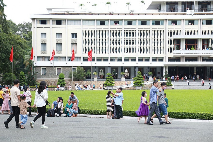 Visitors at the Reunification Palace in District 1, HCMC. Photo: VGP Visitors at the Reunification Palace in District 1, HCMC. Photo: VGP