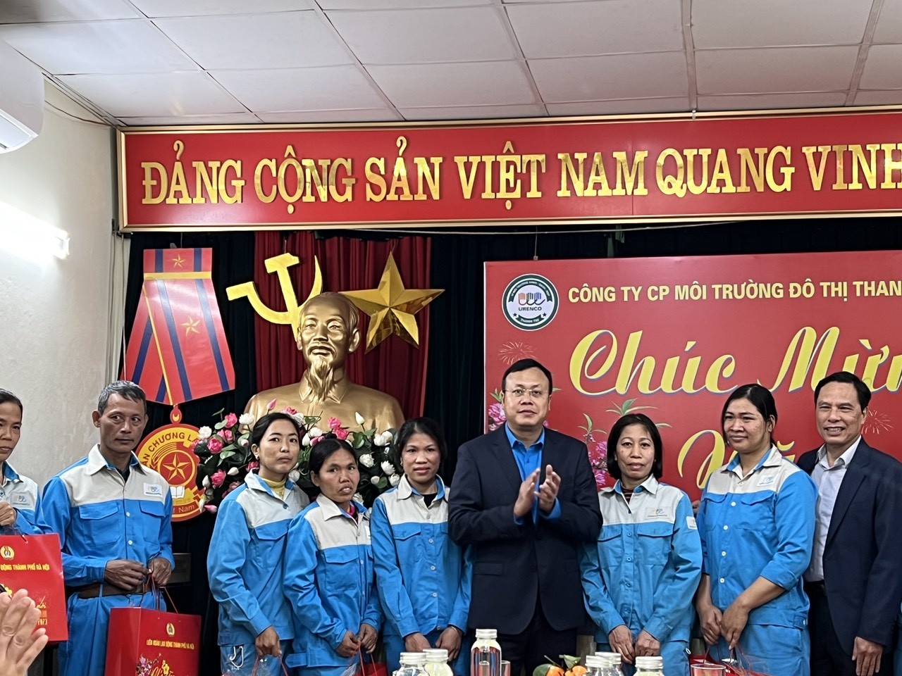 Chủ tịch LĐLĐ Thành phố Phạm Quang Thanh trao quà Tết cho công nhân Công ty Cổ phần Môi trường Đô thị Thanh Trì (Ảnh: Công đoàn Hà Nội). Chủ tịch LĐLĐ Thành phố Phạm Quang Thanh trao quà Tết cho công nhân Công ty Cổ phần Môi trường Đô thị Thanh Trì (Ảnh: Công đoàn Hà Nội).